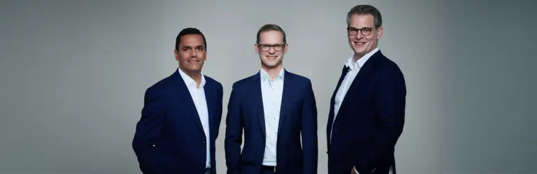 management-team-fvh, jb und ms_mit HG_Vorschaugrafik_478 x 155 px